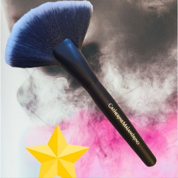 Catherine Malandrino Fan Brush Women Women's Makeup Cosmetics Lipstic Concealer - Picture 1 of 2